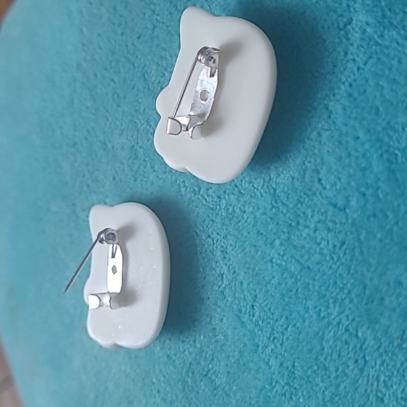 2 Hello Kitty Pins - Picture 14 of 15